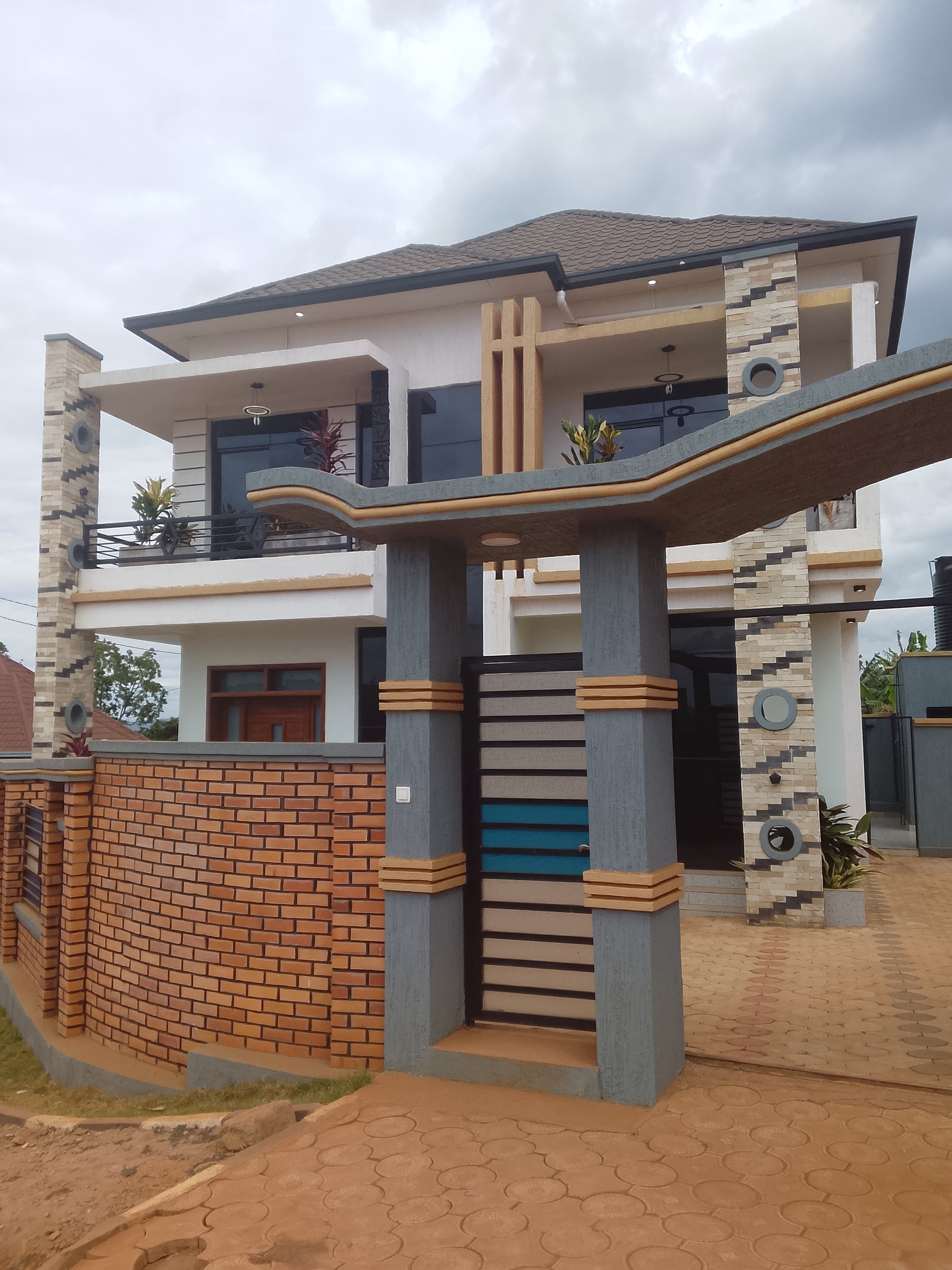 Spacious 4-Bedroom Duplex apartment