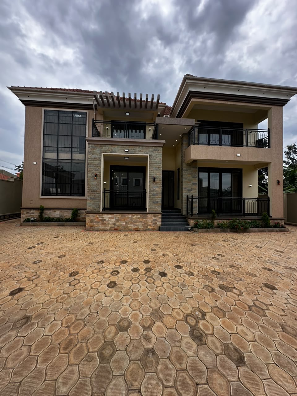 5 Bed Townhouse in Kira Town