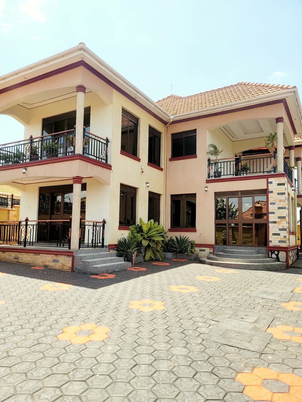 5 Bed Townhouse in Kitende ssekiwunga